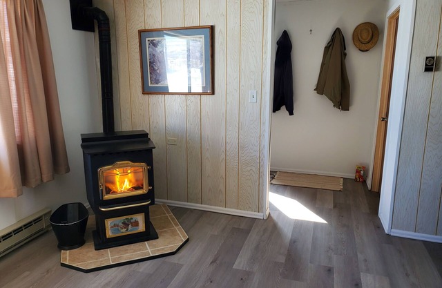 Cozy 3 bedroom cabin 30 minutes from Steamboat Springs, Stagecoach Reservoir.