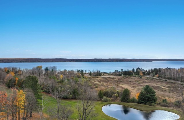 Cozy 3-bedroom condo overing looking Torch Lake on the A-Ga-Ming Golf Course