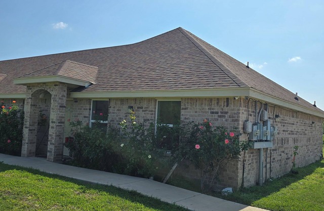 Cozy 3-bedroom condo with by the Mercedes Premium Outlets.