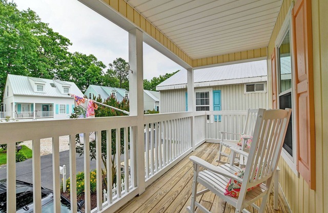 Cozy 3 Bedroom Cottage located in the Clearwater Community! Dog Friendly, Community Pool, Short Drive to the Beach!