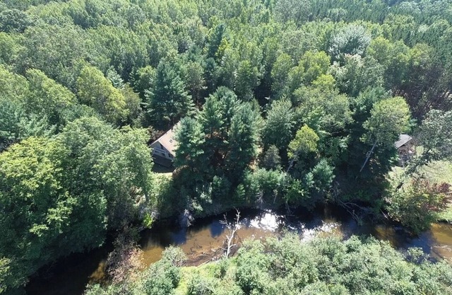 Cozy 3-bedroom cottage on the river in peaceful Free Soil!