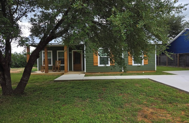 Cozy 3 bedroom country cottage in peaceful Lexington, TX