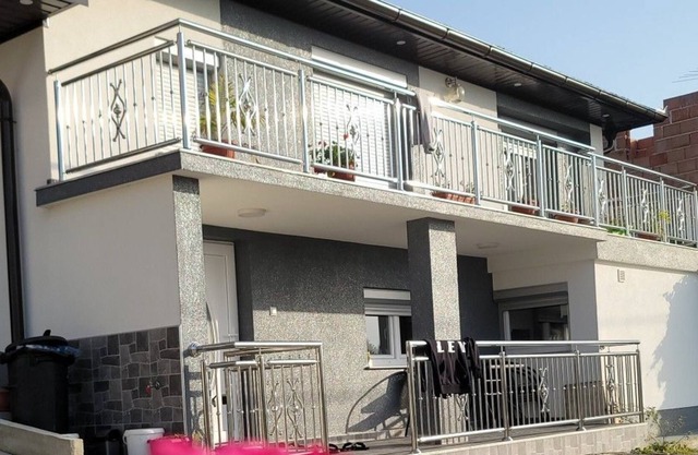 Cozy 3 bedroom house with multi car parking space