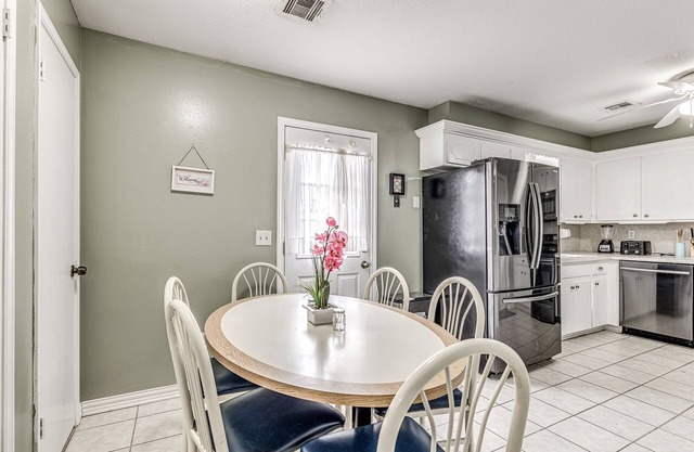 COZY 3 BEDROOM HOUSE NEAR WILL ROGERS INTERNATIONAL AIRPORT AND DOWNTOWN OKC