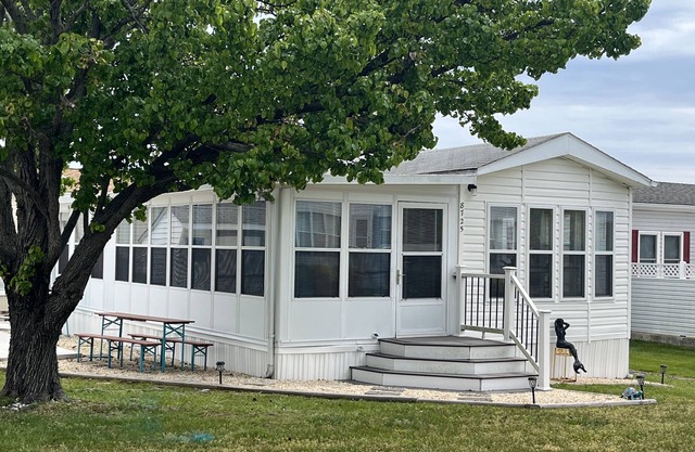 Cozy 3 Bedroom Home - Bay views & Multiple pools