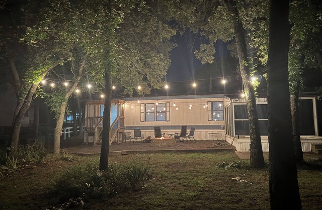 Cozy 3-bedroom house in Porum, OK with stunning sunset view of Lake Eufaula