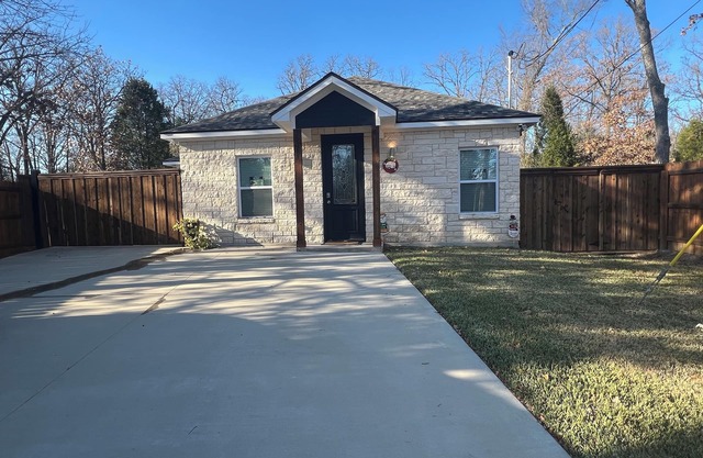 Cozy 3-bedroom house with AC and WiFi in awesome Log Cabin