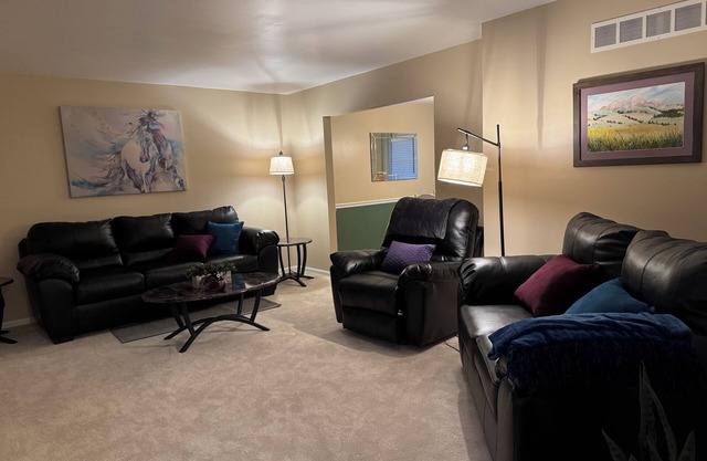 Cozy 3-Bedroom House with WiFi, streaming TVs in Peaceful Edgewood