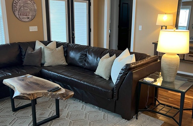 Cozy 3-bedroom Lake house with fiber Wifi, Boathouse & Dock on Lake Sinclair
