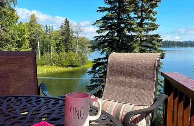 Cozy 3-bedroom lakefront cabin with WiFi