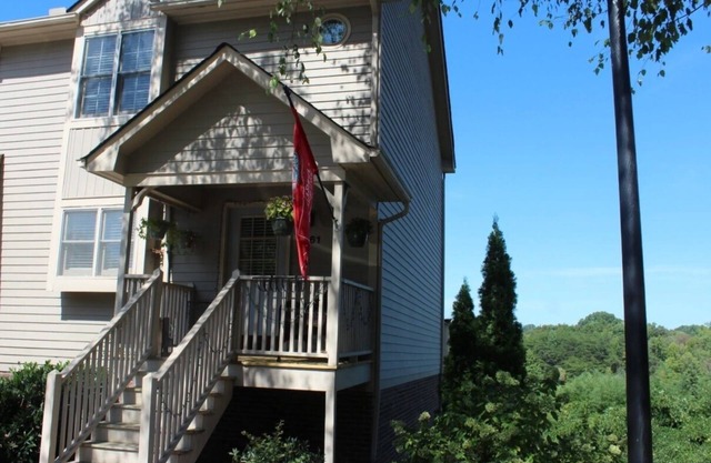 Cozy 3-bedroom, lakefront condo