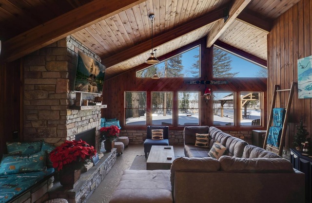 Cozy 3-Bedroom Manistee Lakefront Cottage