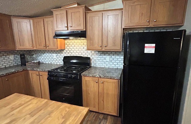 Cozy 3-bedroom mobile home with deck, BBQ in Liberty