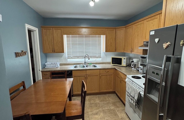 Cozy 3-Bedroom private home with pool table and gym
