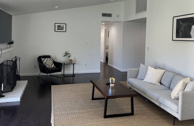 Cozy 3 bedroom residential home in Woodland Hills!