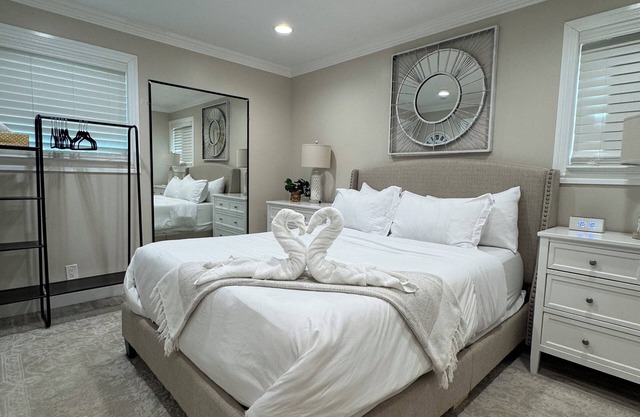 Cozy 3-Bedroom, Sleeps 7+Crib, Pet friendly, Large Yard, Fire Pit, Best Location