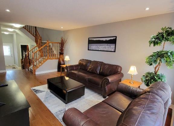 Cozy 3 bedroom town house 20 min from Ottawa down town and airport