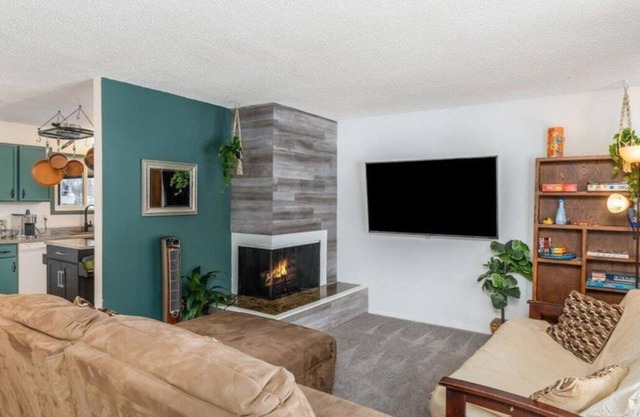 Cozy 3 bedroom unit with hottub near JBER/Umed/Downtown