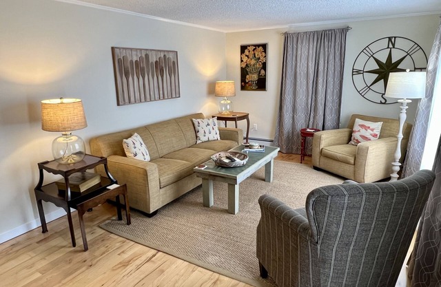 Cozy 3 bedroom house with large covered porch just steps from downtown BBH.