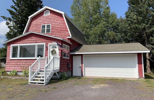 Cozy 3 bedroom home with garage & sauna