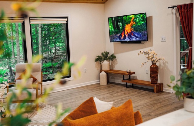 Cozy 3-bedroom chalet in fabulous East Stroudsburg with AC, WiFi