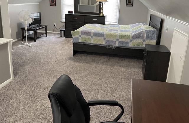 Cozy 3 bedroom vacation home with free parking