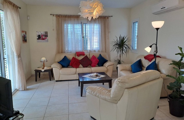 Cozy 3 bedroom villa, with a Swimming pool, Sea View, Mountain View!