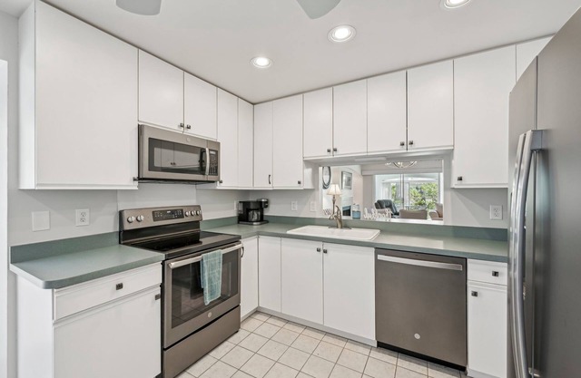 Cozy 3 bedroom with pool access close to Sarasota beaches, shopping & dining.