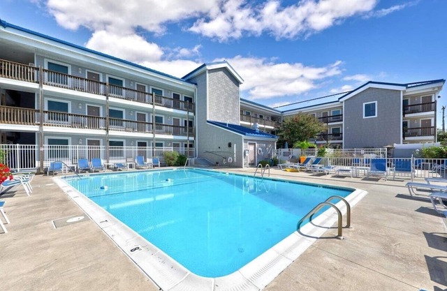 Cozy 3 beds w/Pool and Balcony