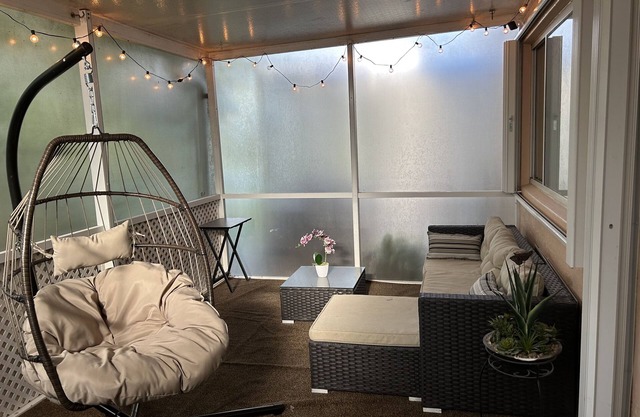 Cozy 3 BR 2.5 BA Home in Pines with Free parking W/D Luxury Tub and New Kitchen