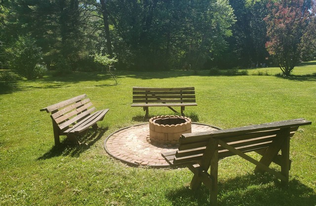 Cozy 3 BR 2 Bath Cottage with car and boat parking