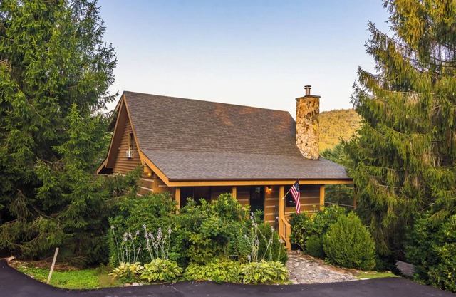 Cozy 3 level cabin in charming Banner Elk. Stunning views and central location.