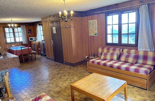 Cozy 3-Room Chalet Apartment with Mountain Views, Sleeps 8, Near Center and Slopes