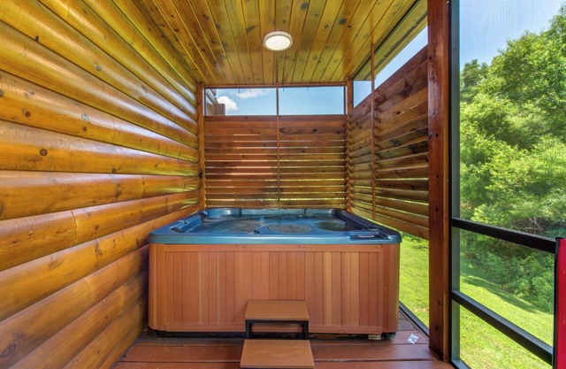 Cozy 3BD Cabin w/Hot Tub + Pool Access! Near TOWN
