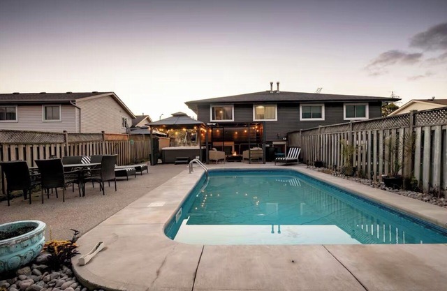 Cozy 3Bed w/ Pool, Hot Tub & Fire Pit – 15 Mins to Falls