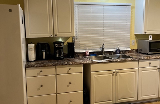 3 bedroom home with fireplace, close to South Mountains State Park