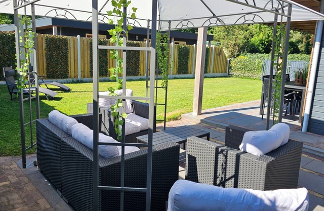 Cozy 3BR Bungalow in Ermerstrand park - The Village House Retreat near the beech