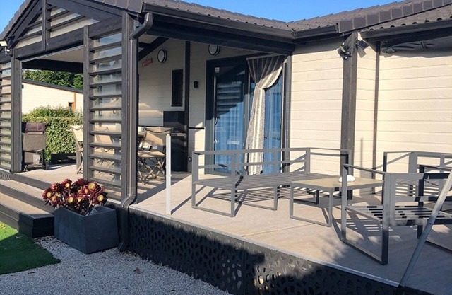Chalet de Madera con 3Habs, 2Baños, Piscinas Climatizadas y Toques de Lujo Cercano a la Playa