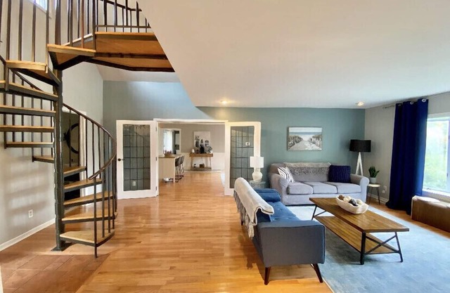 COZY 3BR HARBOR HOUSE NEAR LAKE MICHIGAN, HUGE DECK AND YARD