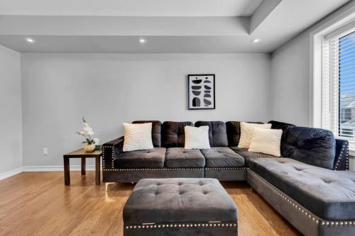 Cozy 3BR Home with Parking Near Kitchener Attractions