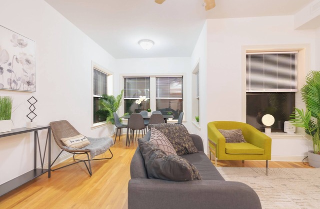Cozy 3BR Hyde Park Oasis Near UChi, Shops & Dining