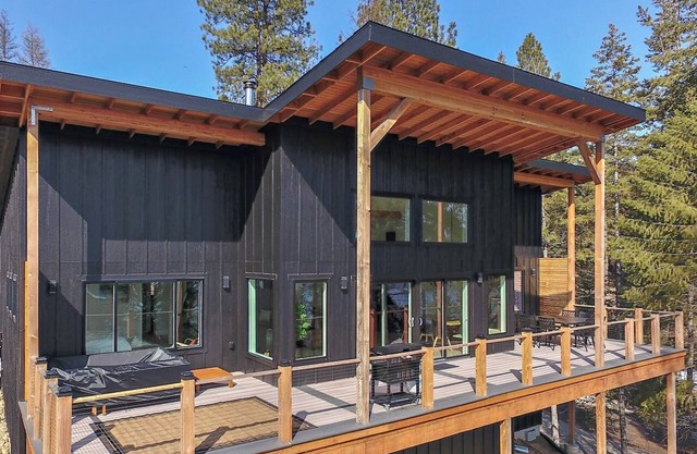 Cozy 3BR Retreat w/Lake Access, Deck, BBQ and Golf Cart for 11 guests