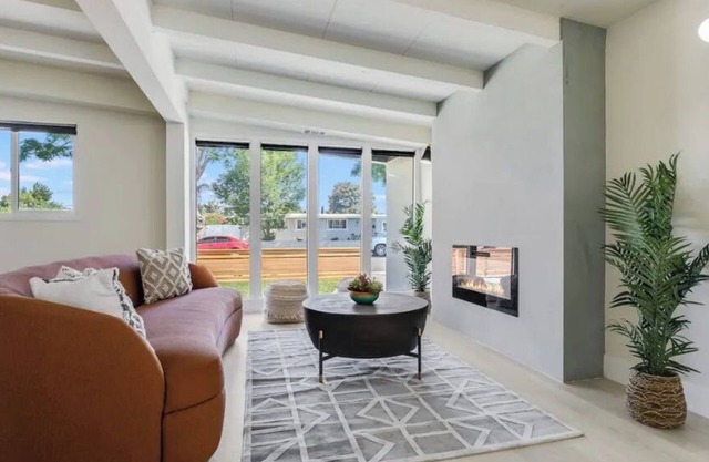 Cozy 4 BD house 12 mins to Disney snd Beach sleeps 10 heated pool