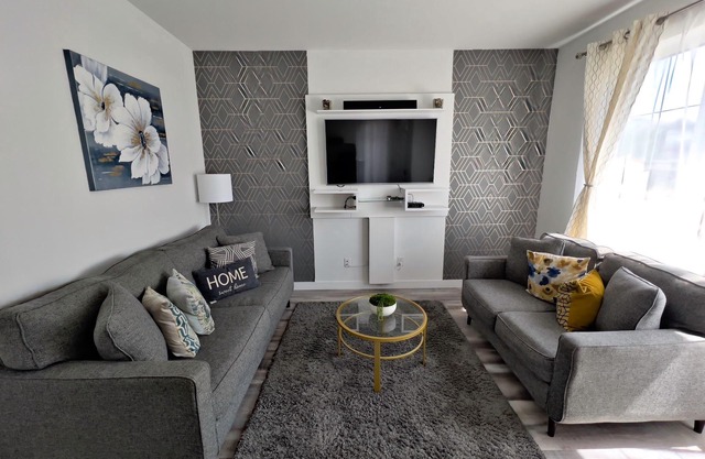 Cozy 4-bedroom, 3.5-bath semi-detached house just 7 minutes from the airport