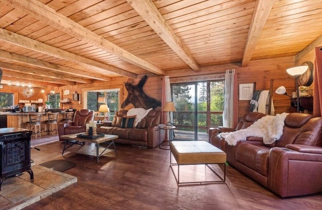 Cozy 4-bedroom cabin with WiFi, AC in charming Garden Valley