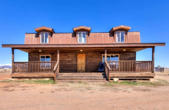 Cozy 4-bedroom cabin in tranquil Blanding with AC, WiFi