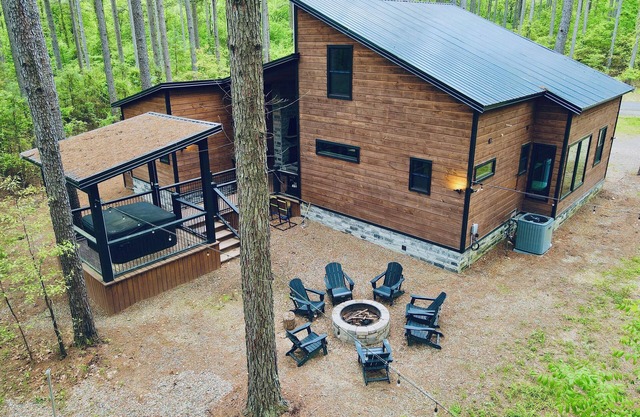 Cozy 4-bedroom cabin in peaceful Broken Bow with hot tub, loft game area, WiFi.
