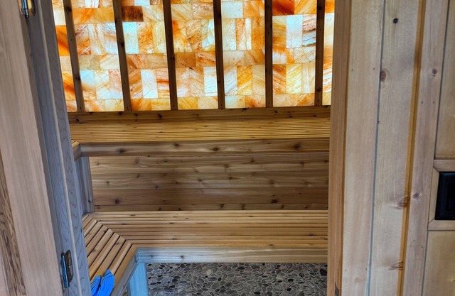 Cozy 4-bedroom cabin with WiFi, AC on Lake Superior.