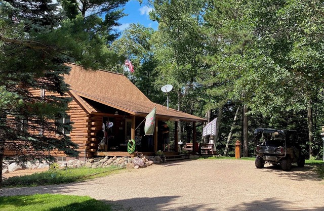 Cozy 4-bedroom cabin with AC and WiFi on 20 acres overlooking a private pond