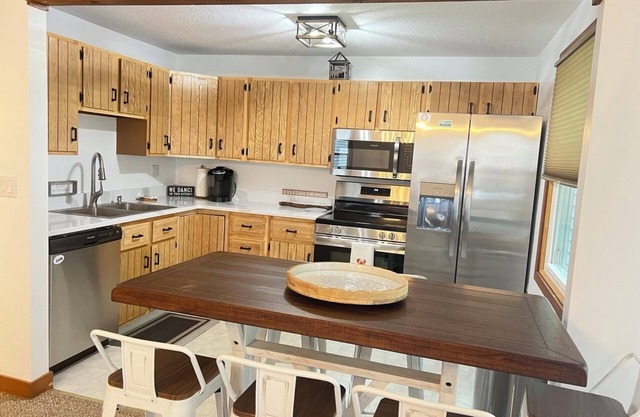 Cozy 4-bedroom condo-with private access to the waterfront